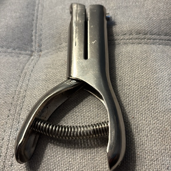 McGill Utility 300 Series Heavy Duty 1/8 Inch Round Single Hole Punch - Picture 3 of 6